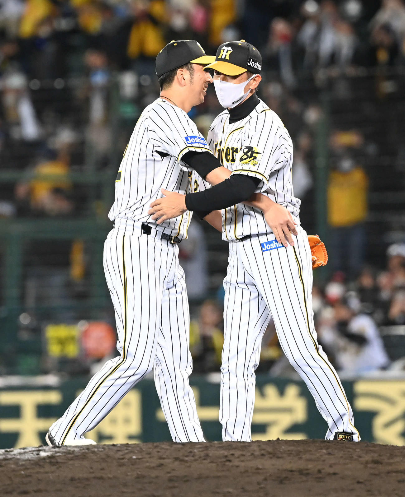 阪神対巨人　9回のマウンドでボールを受け取った藤川（左）は矢野監督とハグ（撮影・山崎安昭）