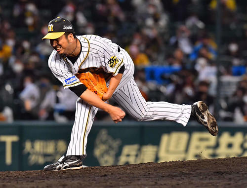 阪神対巨人　引退試合で9回に登板する藤川（撮影・上田博志）