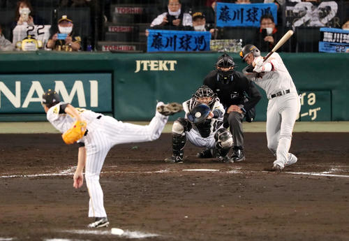 阪神対巨人　9回表巨人無死、代打坂本は空振り三振。投手藤川（撮影・加藤哉）