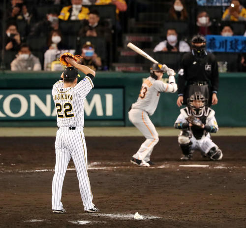 阪神対巨人　9回表巨人2死、藤川は振りかぶって重信へ初球を投げる（撮影・加藤哉）