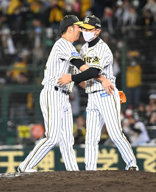 阪神対巨人　9回のマウンドでボールを受け取った藤川（左）は矢野監督とハグ（撮影・山崎安昭）