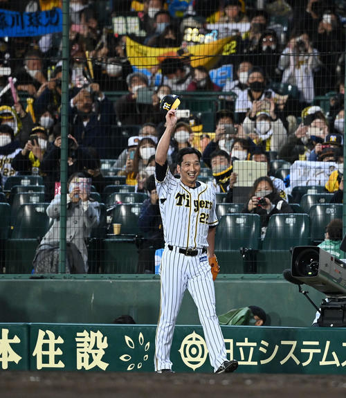 阪神対巨人　9回のマウンドを3人で締めた阪神藤川は原監督に笑顔で手を振る（撮影・山崎安昭）