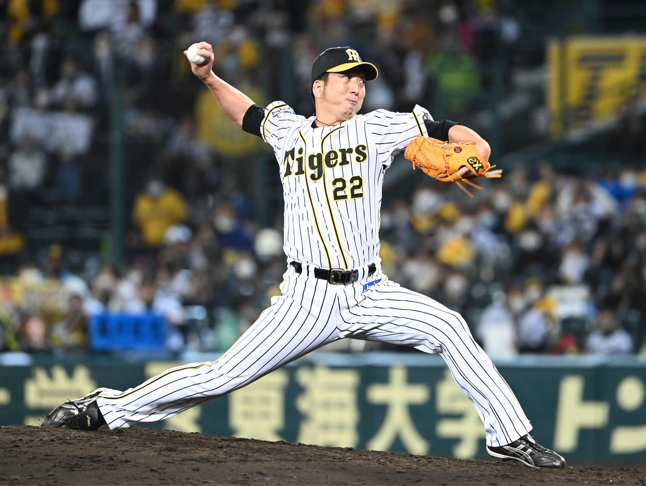 阪神対巨人　9回のマウンドで投球する阪神藤川（撮影・山崎安昭）