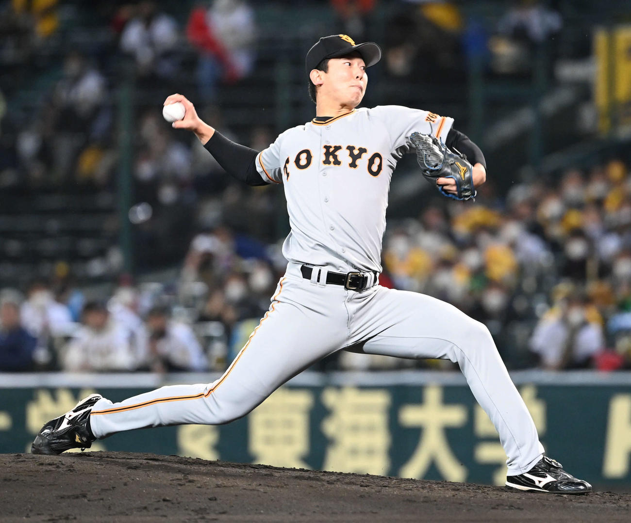 阪神対巨人　力投する巨人先発の畠（撮影・山崎安昭）