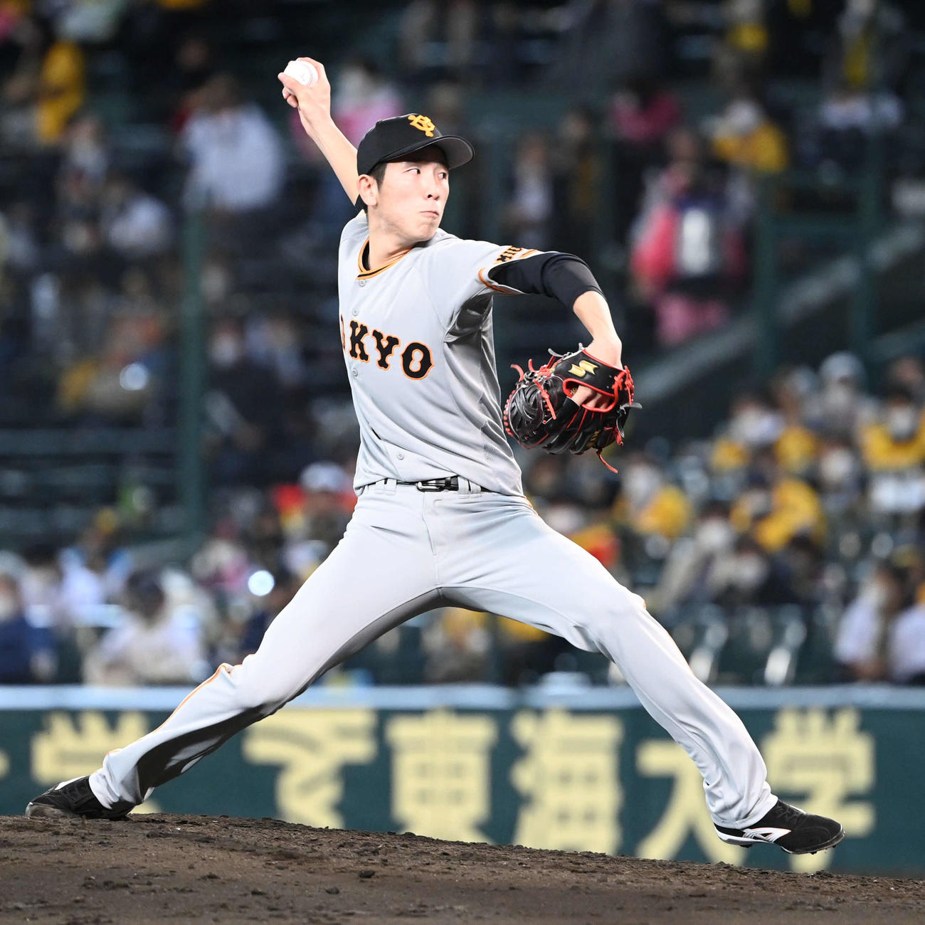 阪神対巨人　巨人2番手で登板する戸郷（撮影・山崎安昭）