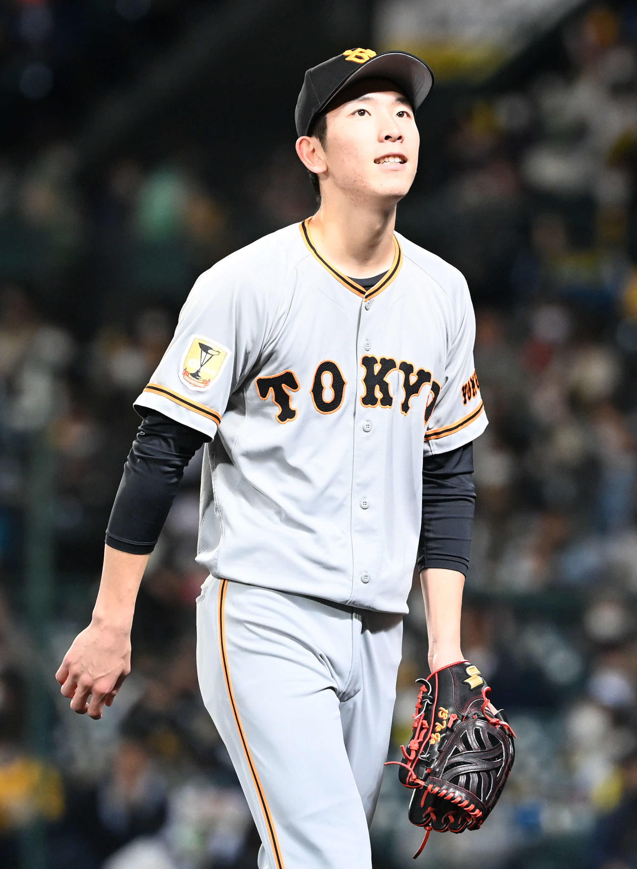 阪神対巨人　笑顔でベンチに戻る巨人戸郷（撮影・山崎安昭）