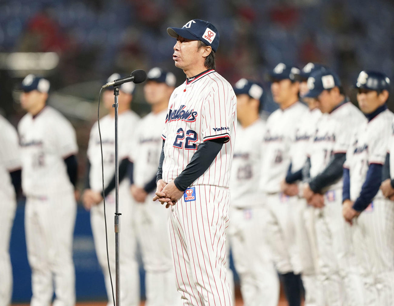 ヤクルト対広島　最終戦セレモニーであいさつするヤクルト高津監督（中央）（撮影・鈴木みどり）