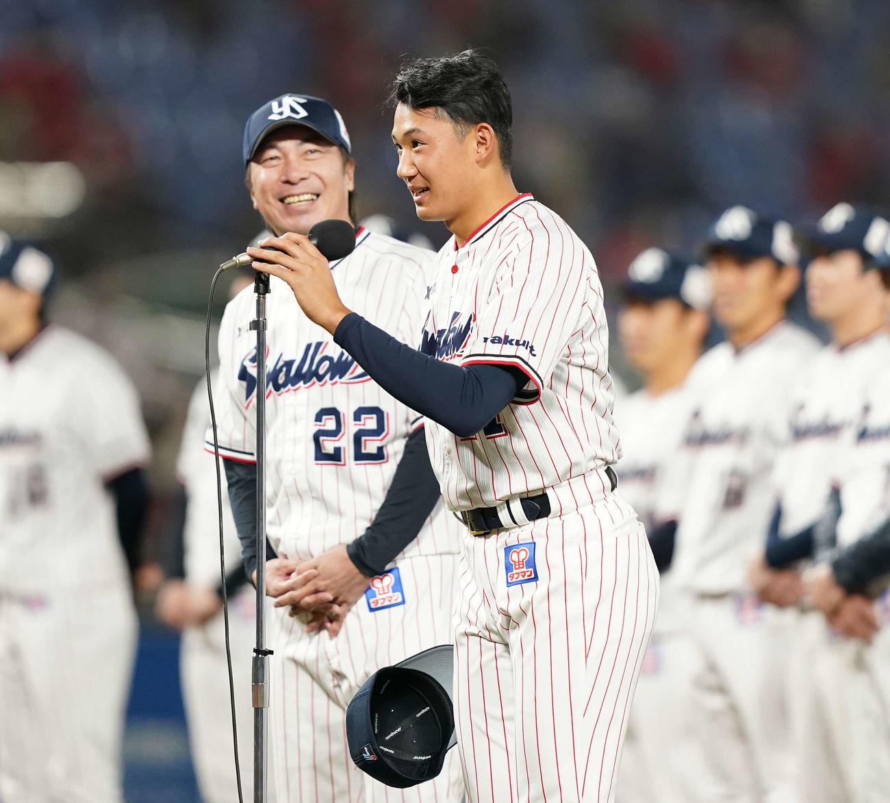 ヤクルト対広島　最終戦セレモニーでヤクルト高津監督（左）に呼ばれた奥川はファンに向けあいさつする（撮影・鈴木みどり）