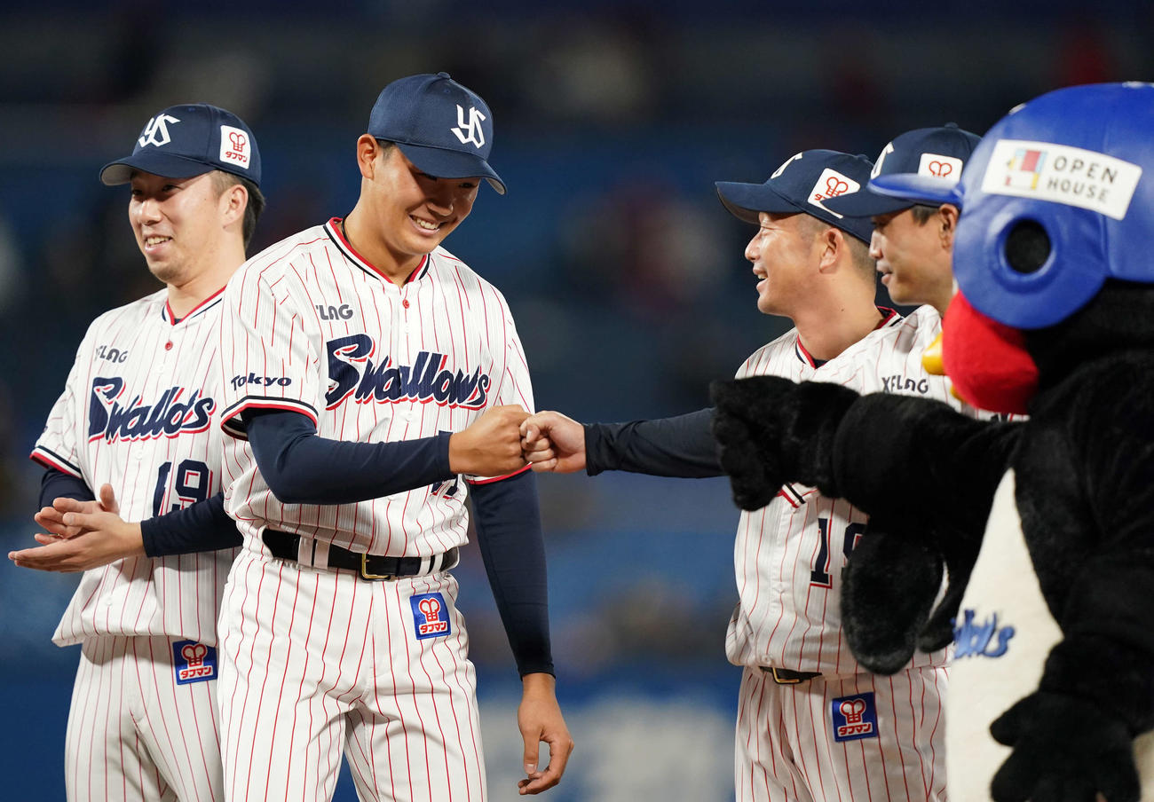 ヤクルト対広島　最終戦セレモニーで高津監督に急に呼ばれあいさつしたヤクルト奥川（左から2人目）は、列に戻り青木とグータッチ（撮影・鈴木みどり）