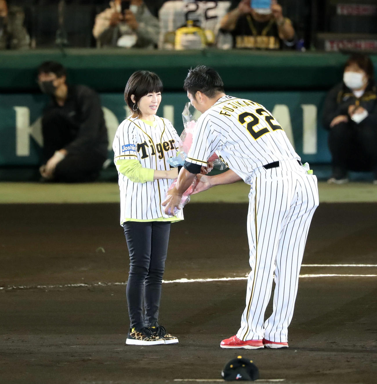 阪神対巨人　引退セレモニーで藤川（右）に花束を手渡す渡瀬マキ（撮影・加藤哉）