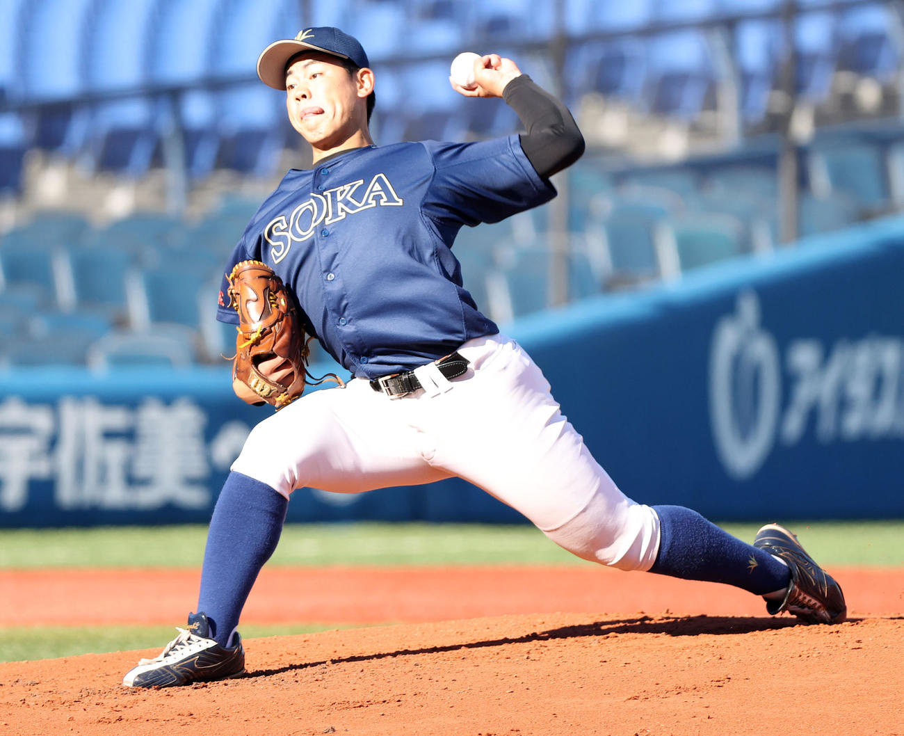 国際武道大対創価大　力投する創価大先発の鈴木勇（撮影・垰建太）
