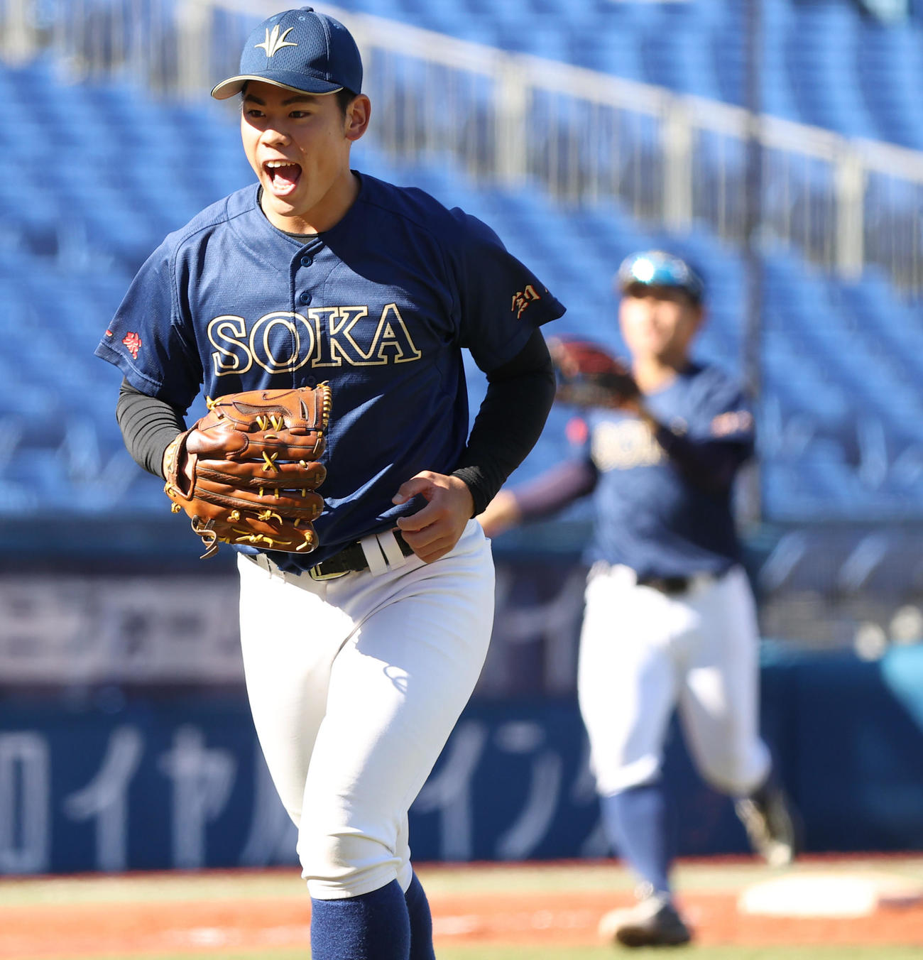 国際武道大対創価大　5回表を無失点に抑え雄たけびを上げる創価大先発の鈴木勇（撮影・垰建太）