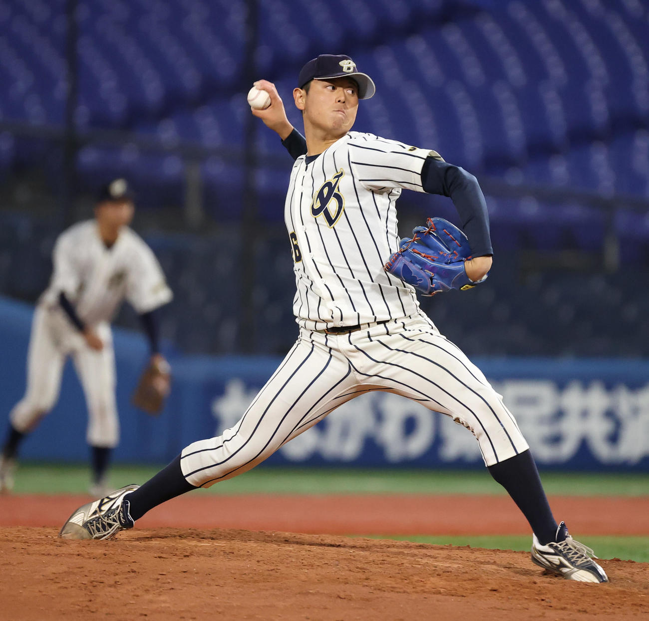 武蔵大対上武大　8回表、上武大2番手で登板し力投する加藤（撮影・垰建太）