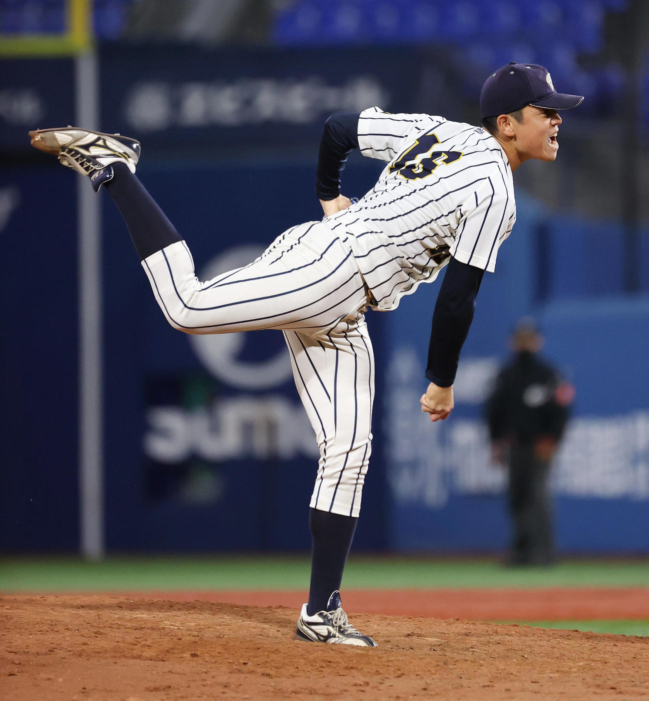 武蔵大対上武大　8回表、上武大2番手で登板し力投する加藤（撮影・垰建太）