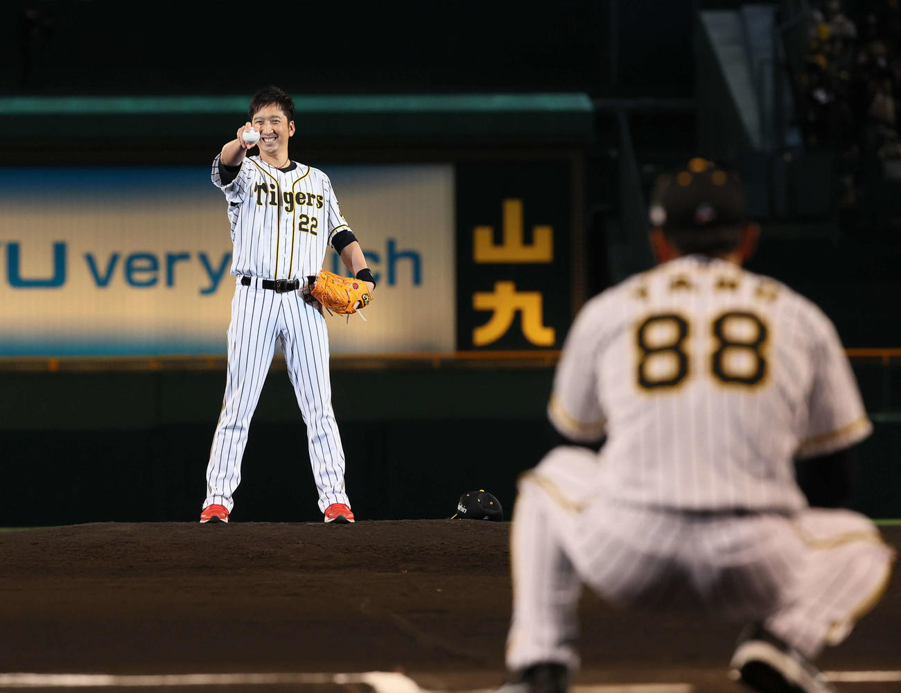 引退セレモニーで矢野監督（右）に向けラストピッチングをする藤川（代表撮影）