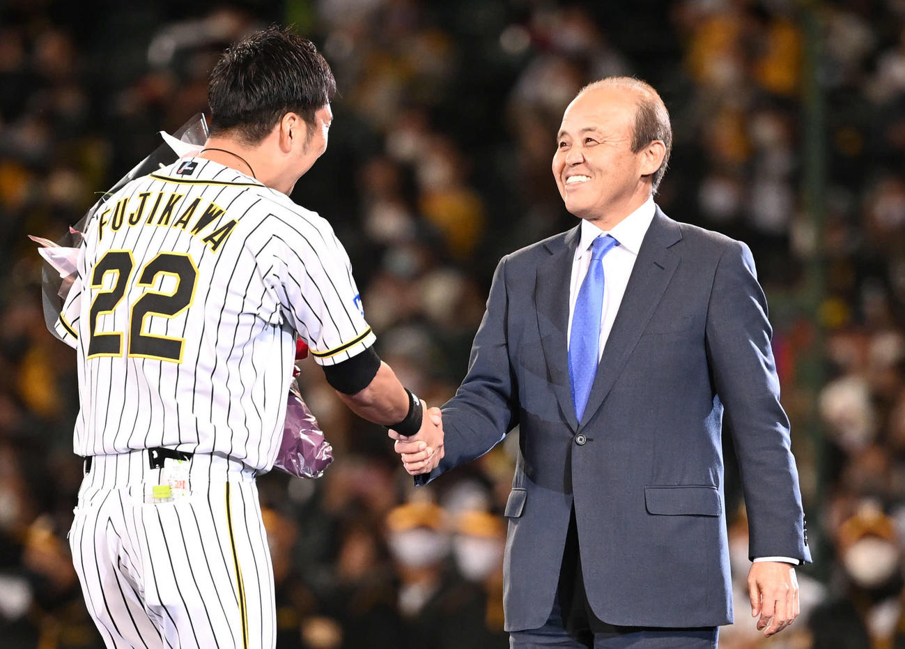 引退セレモニーで阪神藤川（左）は岡田氏と握手（撮影・山崎安昭）