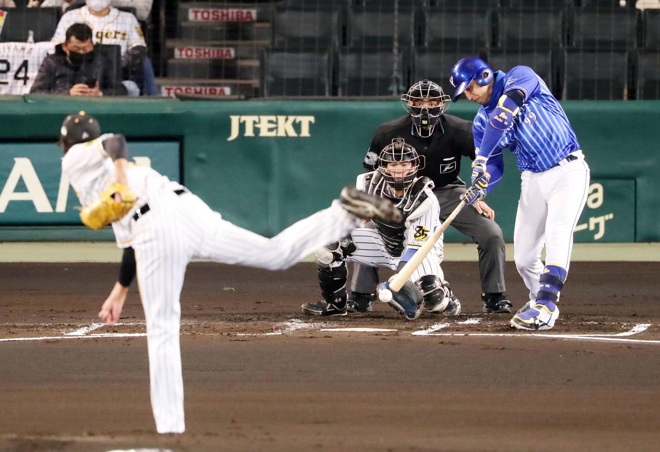阪神対DeNA　1回表DeNA2死一、二塁、ソトは空振り三振、左は藤浪（撮影・加藤哉）