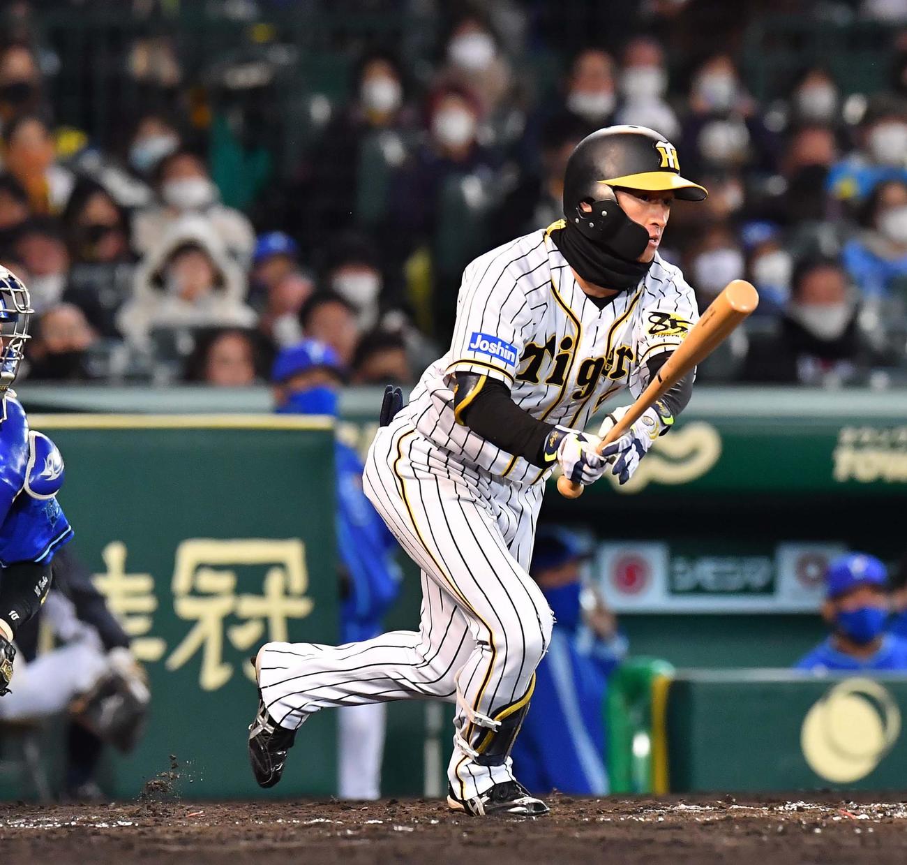 阪神対DeNA　8回裏阪神無死二塁、右翼線へ先制適時三塁打を放つ近本（撮影・上田博志）