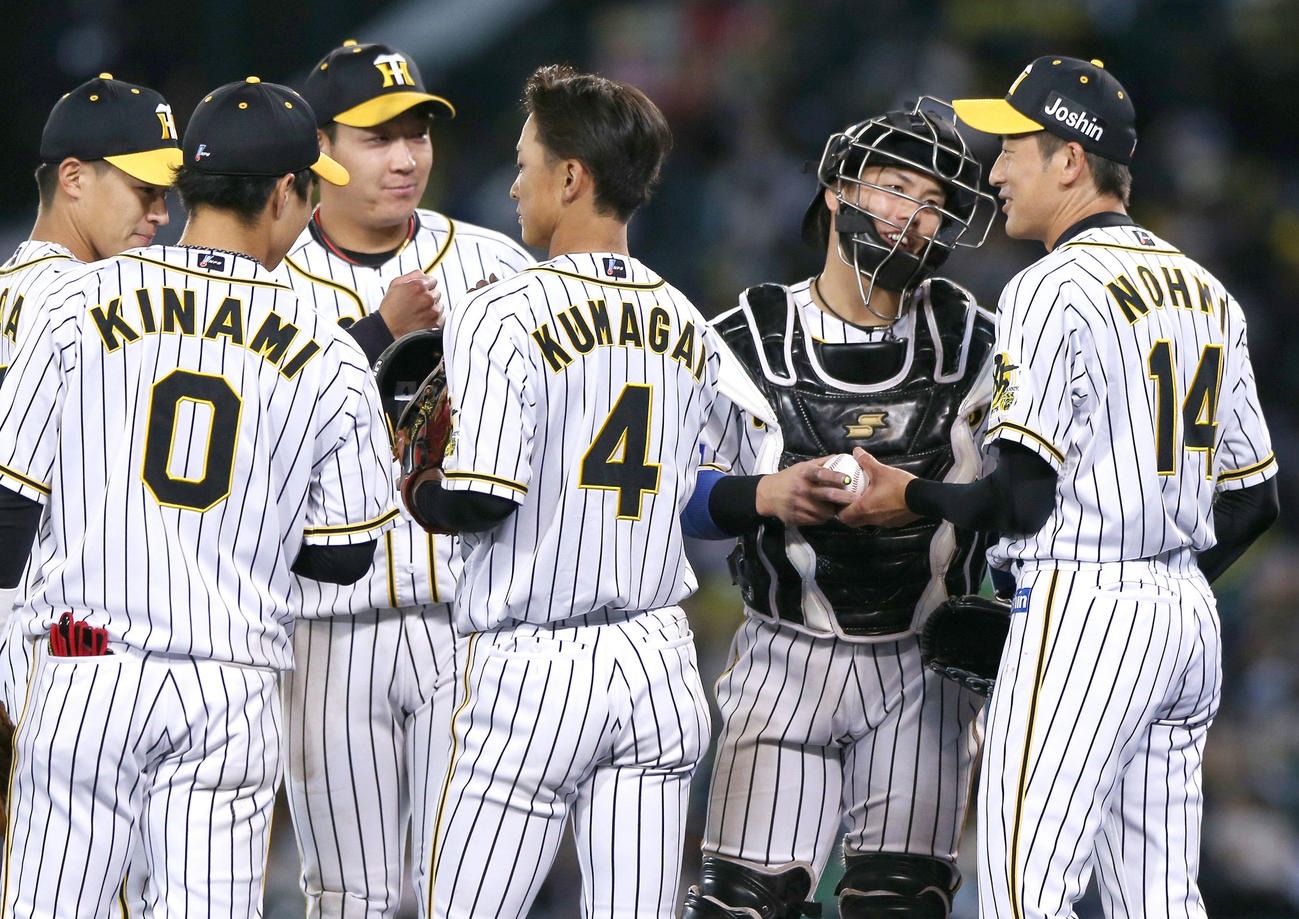 阪神対DeNA　試合を締めた能見（右）は梅野からウイニングボールを受け取り笑顔を見せる（撮影・上山淳一）