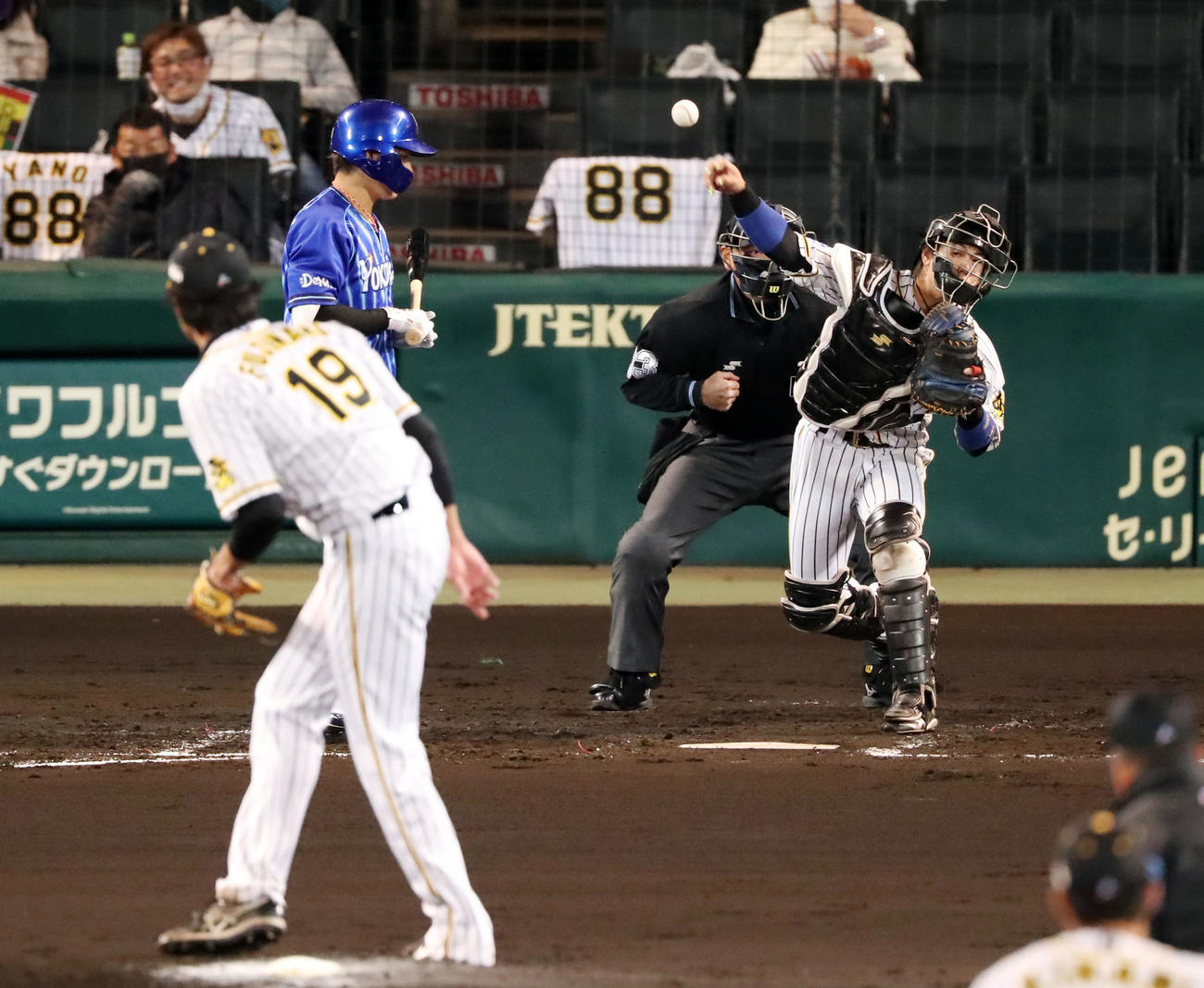 阪神対DeNA　3回表DeNA2死一塁、梅野は打者神里のとき一走大和の二塁盗塁を刺す（撮影・加藤哉）