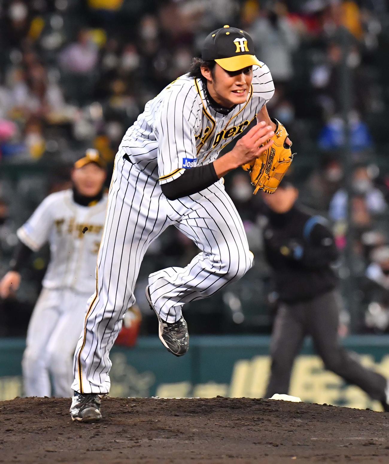 阪神対DeNA　5回表DeNA無死二塁、中井の打球をグラブではじき猛ダッシュでマウンドを駈けおりる藤浪（撮影・上田博志）