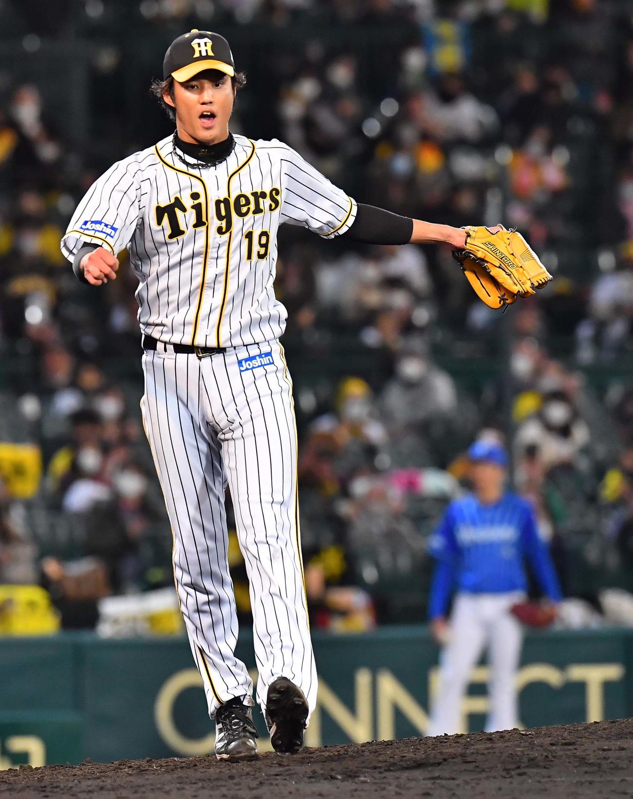 阪神対DeNA　5回表DeNA2死一、三塁、宮本から三振を奪い雄たけびをあげる藤浪（撮影・上田博志）