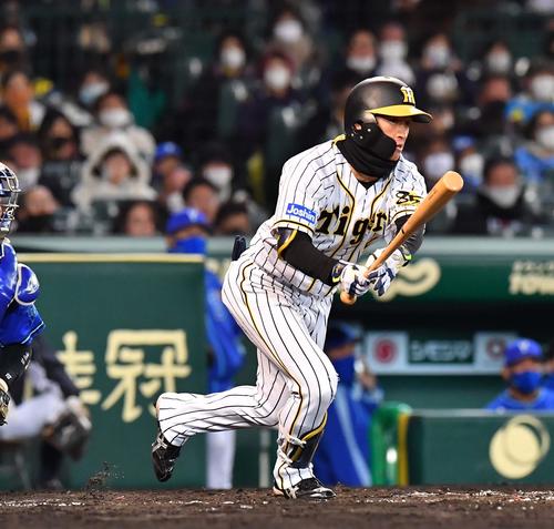 阪神対DeNA　8回裏阪神無死二塁、右翼線へ先制適時三塁打を放つ近本（撮影・上田博志）