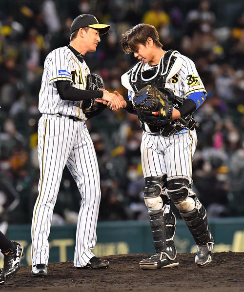 阪神対DeNA　タイガース最後の投球を終え梅野隆太郎（右）と握手を交わす能見篤史（撮影・上田博志）＝2020年11月11日、甲子園球場