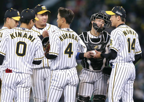 阪神対DeNA　試合を締めた能見（右）は梅野からウイニングボールを受け取り笑顔を見せる（撮影・上山淳一）