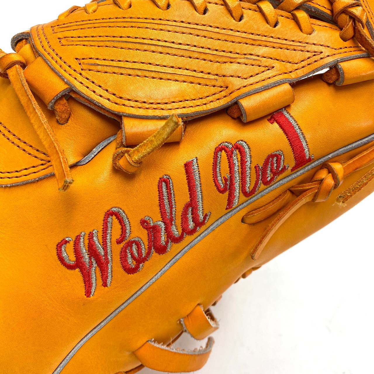 06年、第1回WBCで使用したグラブ。「World　No1」の刺しゅう通り、世界一に輝いた（ザナックス社提供）