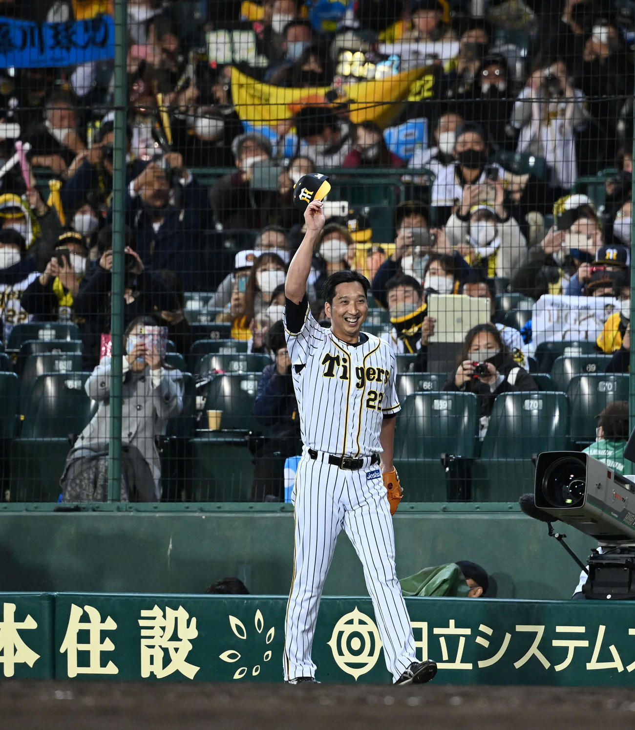 阪神対巨人　9回のマウンドを3人で締めた阪神藤川は原監督に笑顔で手を振る（撮影・山崎安昭）
