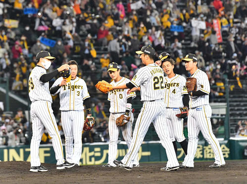 阪神対巨人　引退試合で9回に登板し、矢野監督（左）からボールを受け取る藤川（撮影・上田博志）