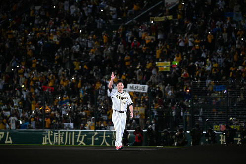 引退セレモニーに笑顔で登場した阪神藤川（撮影・山崎安昭）