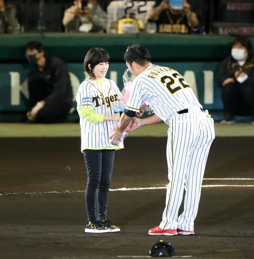 阪神対巨人　引退セレモニーで藤川（右）に花束を手渡す渡瀬マキ（撮影・加藤哉）