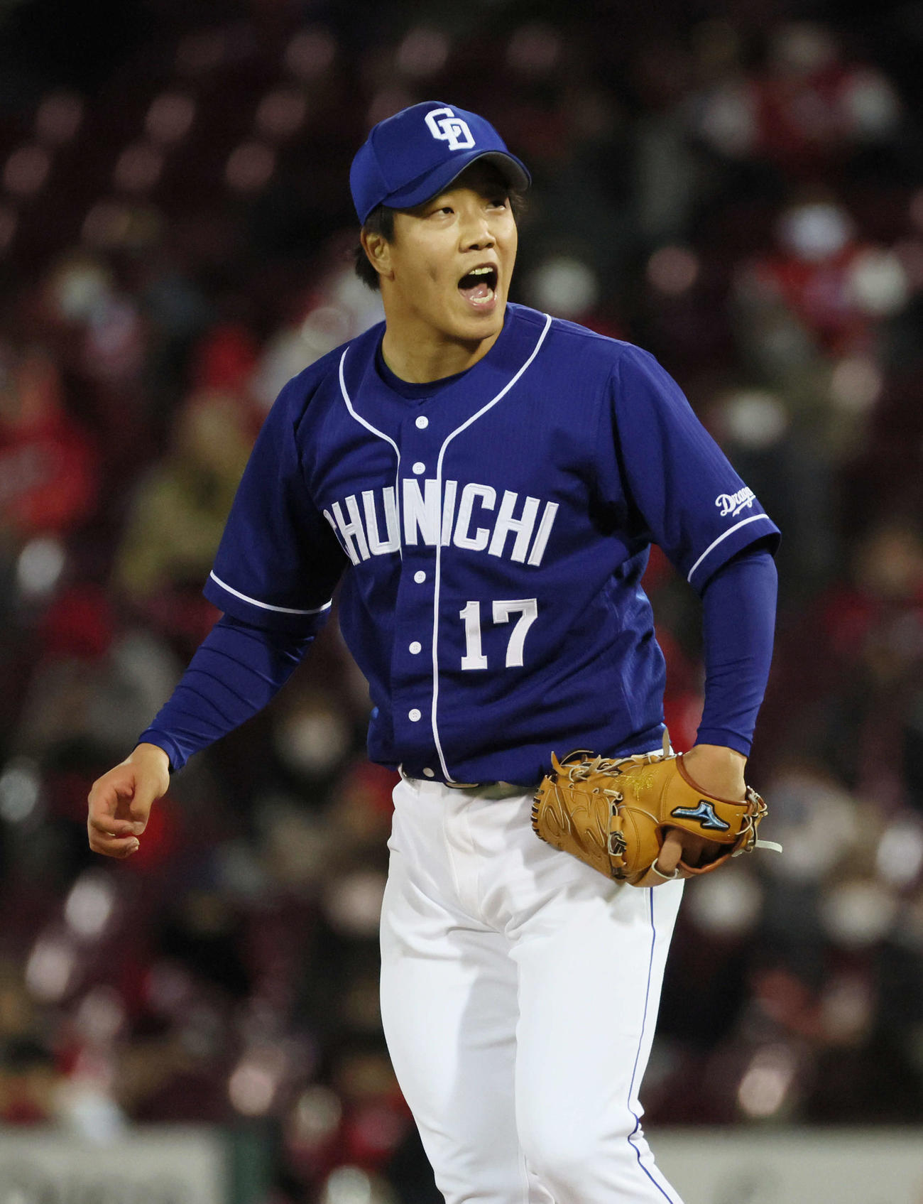 田中広を三振に打ち取り、ほえる中日先発の柳（撮影・加藤孝規）