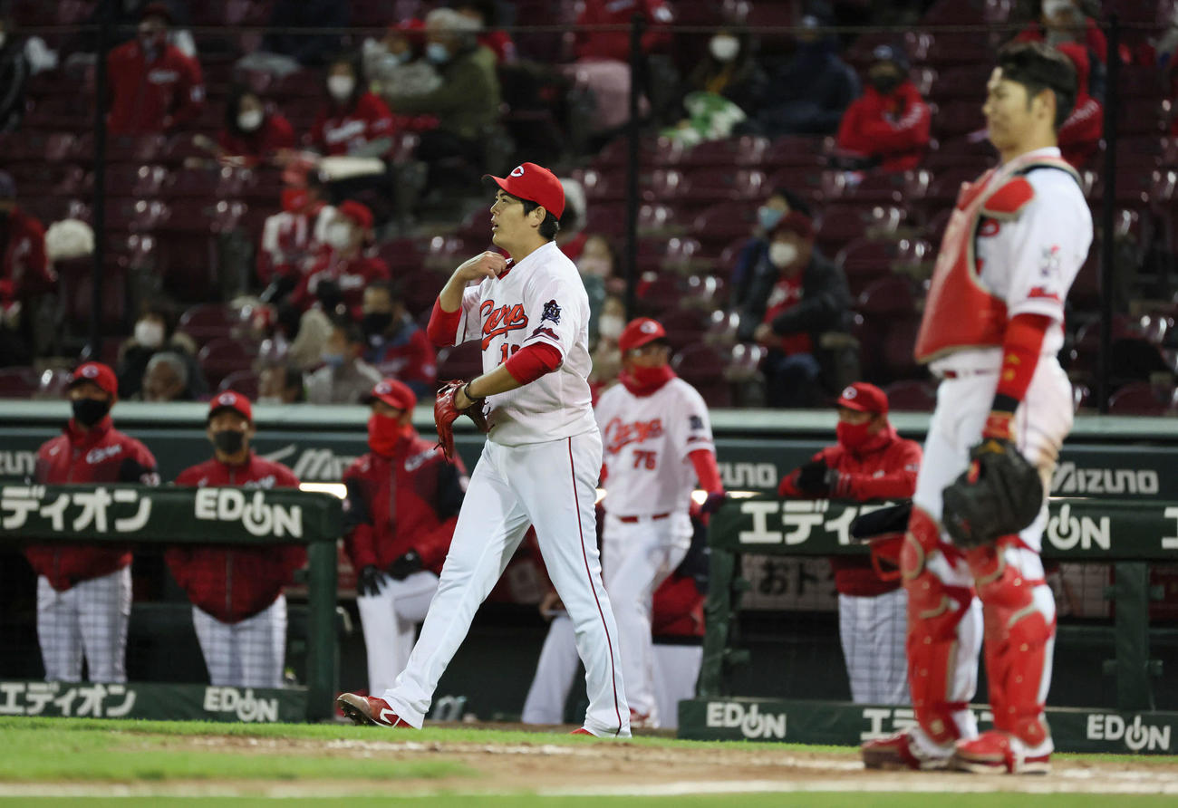 桂に2点適時打を打たれた九里。右は坂倉（撮影・加藤孝規）