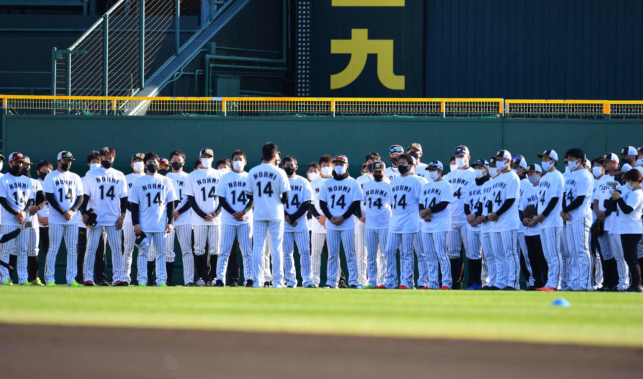 阪神を退団する能見篤史（中央）は練習前にナインに話をする（撮影・上田博志）