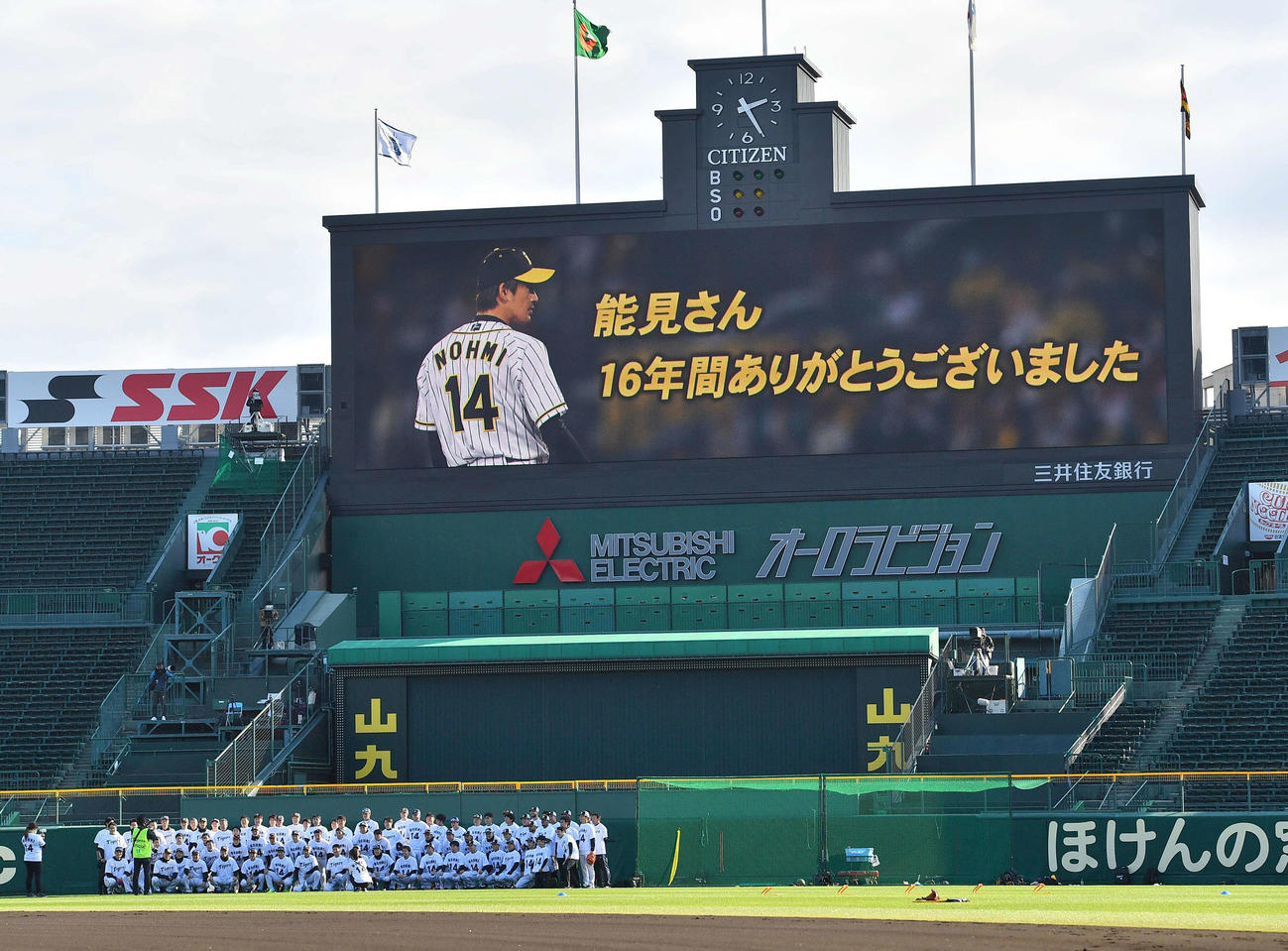 練習前にナインと記念撮影する能見篤史（撮影・上田博志）
