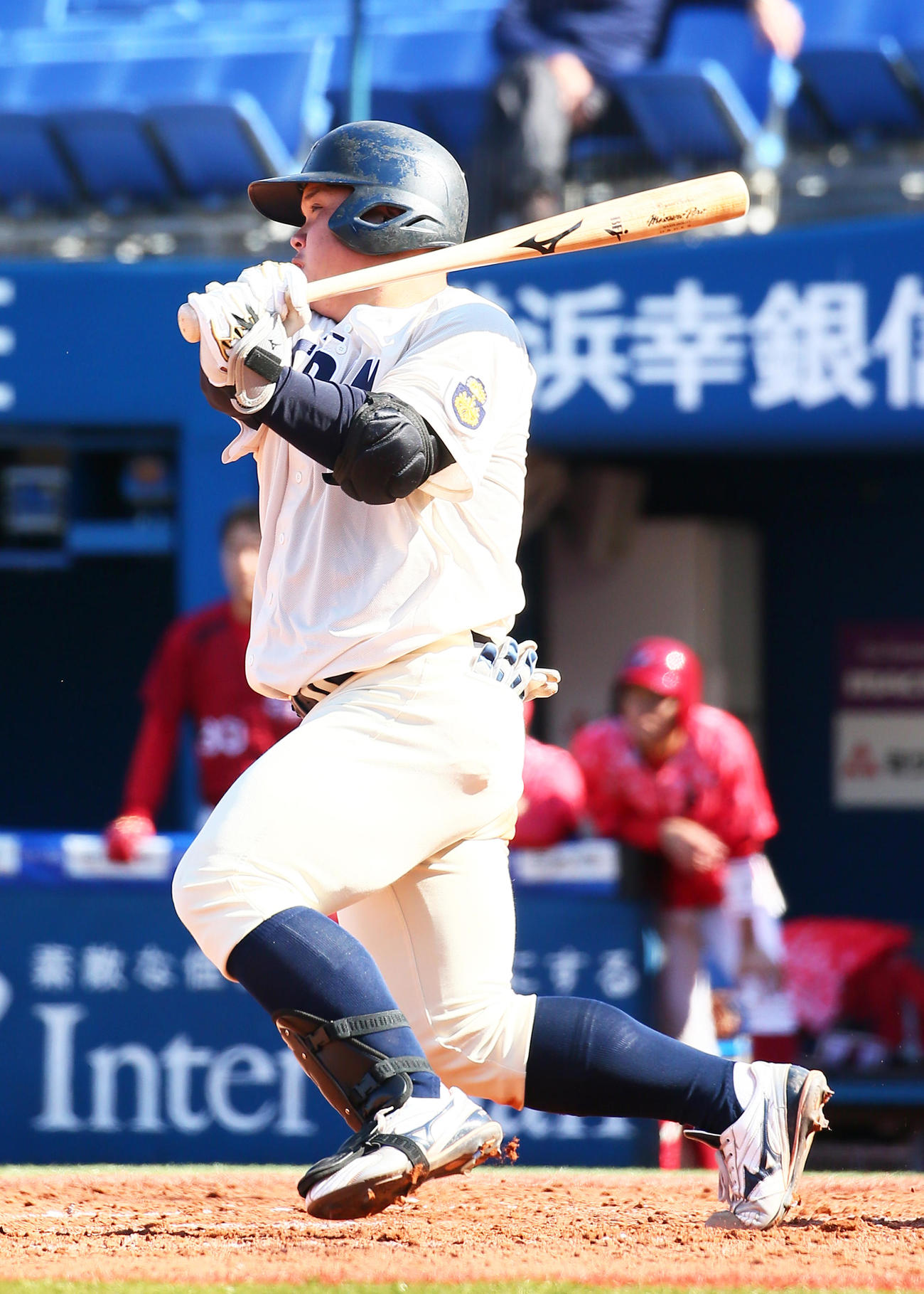 共栄大対桐蔭横浜大　5回裏桐蔭横浜大2死二塁、中越え適時二塁打を放つ渡部（撮影・足立雅史）