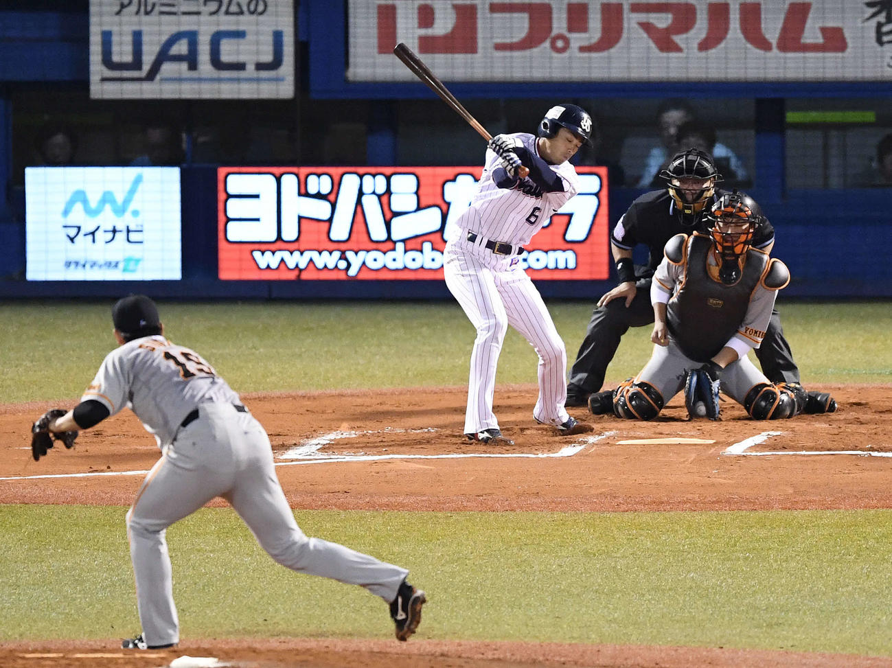 巨人菅野の前に空振り三振に倒れるヤクルト田代（2018年10月14日撮影）