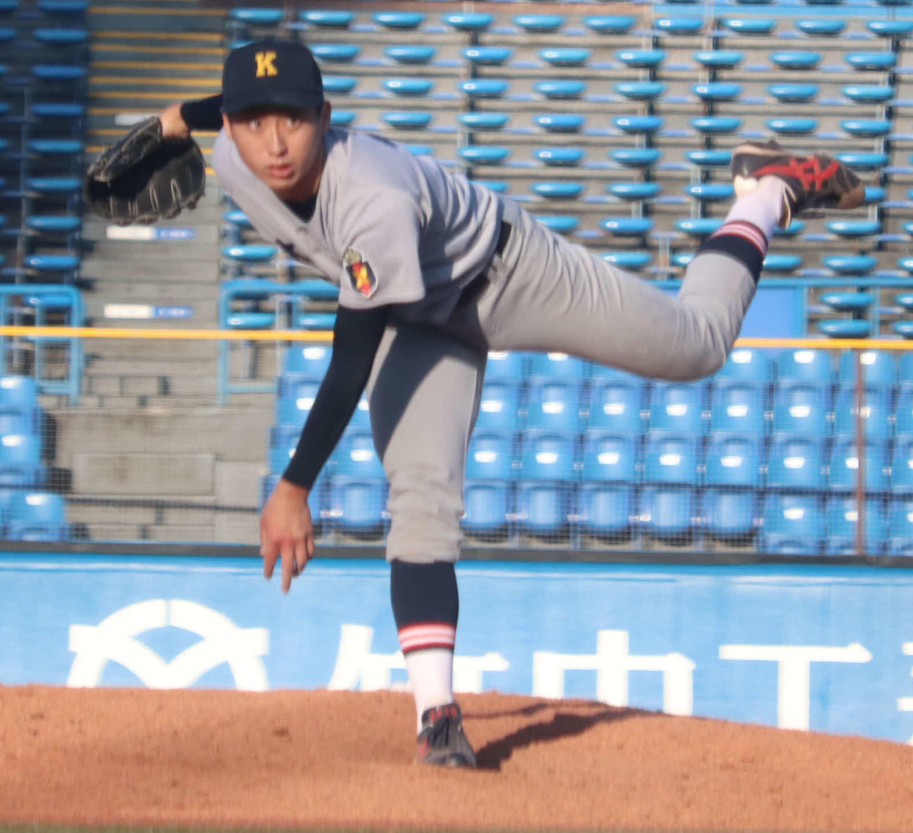東大対慶大　フレッシュトーナメントの9回に5番手として登板し、1回無安打無失点2奪三振で締めた慶大・森下