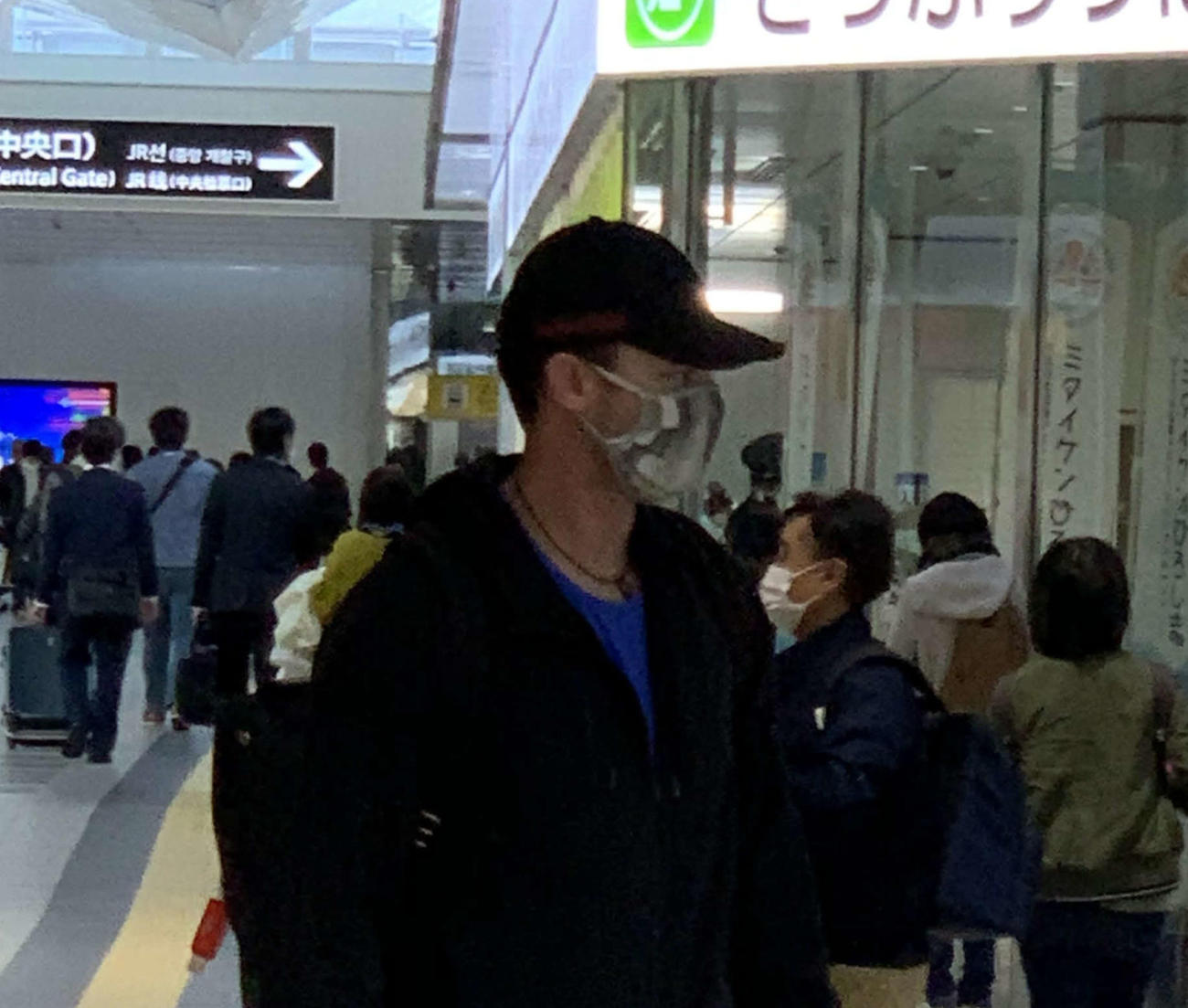 広島駅の新幹線改札口に向かう広島ジョンソン（撮影・古財稜明）