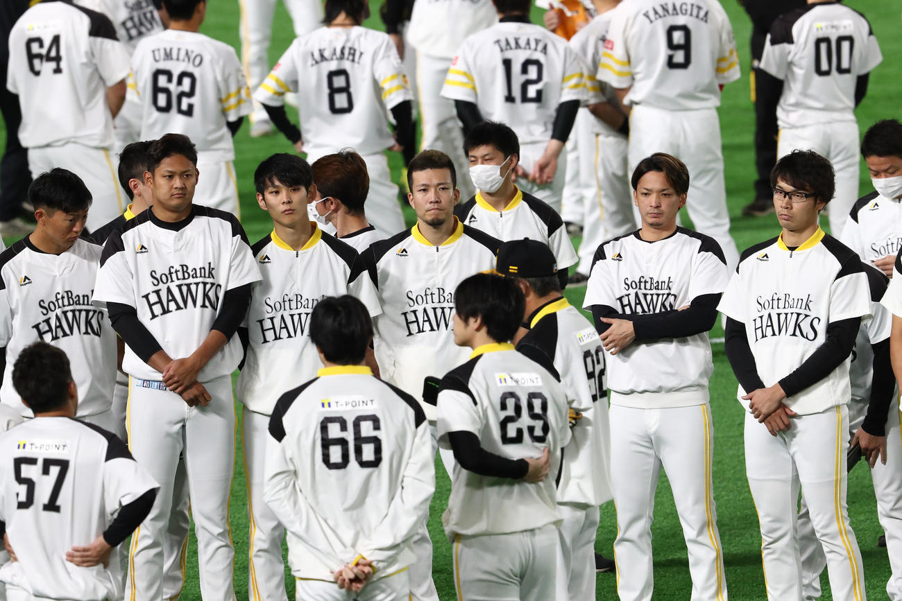 練習前、集まる投手陣（撮影・梅根麻紀）