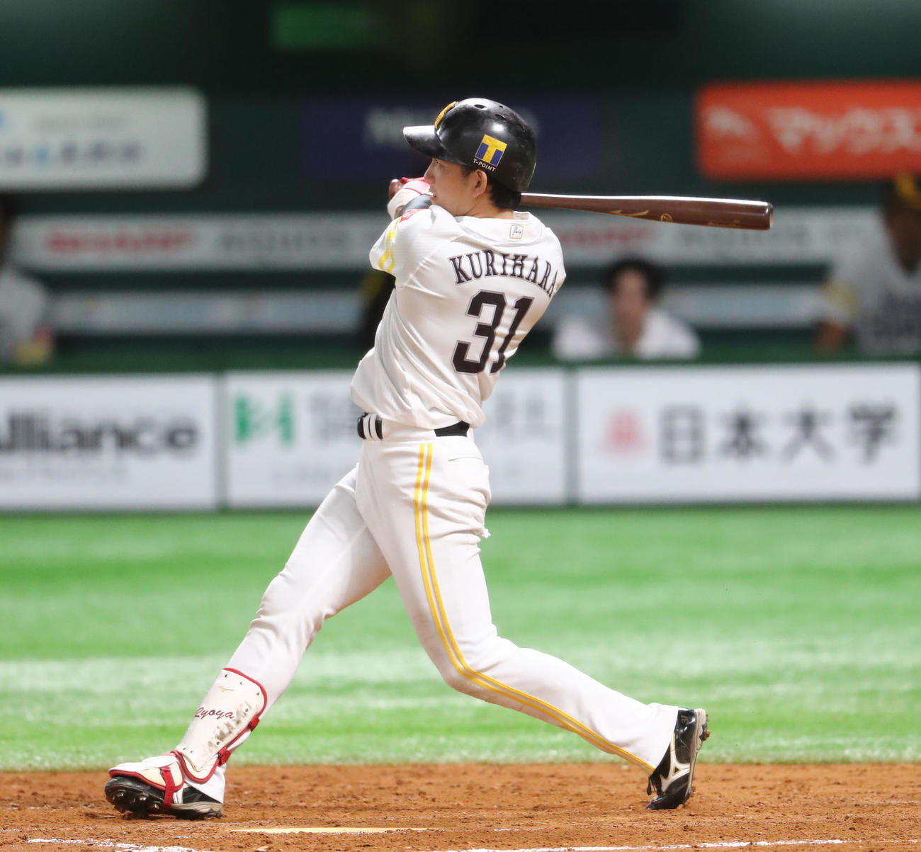 紅白戦で右越え本塁打を放つ栗原（撮影・梅根麻紀）