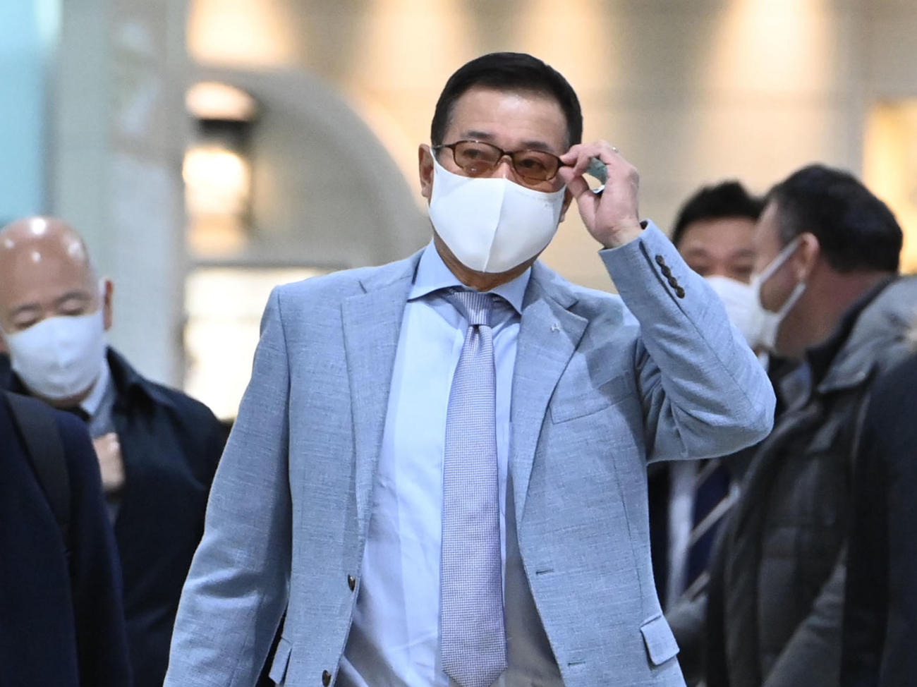 帰京するため新神戸駅に姿を見せた巨人原監督（撮影・山崎安昭）