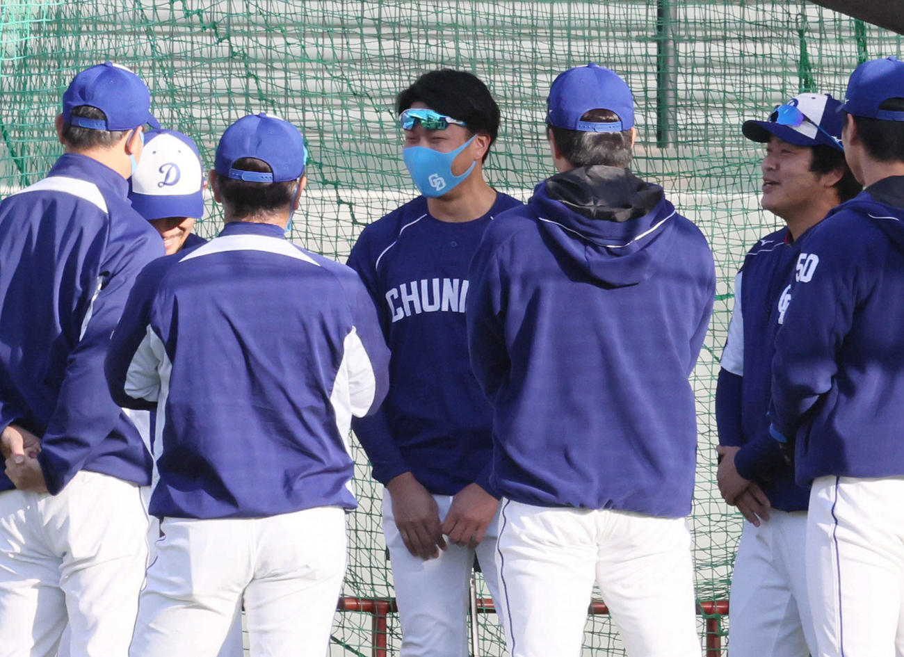 試合前、笑顔で投手陣の輪に加わる中日大野雄（中央）（撮影・加藤孝規）