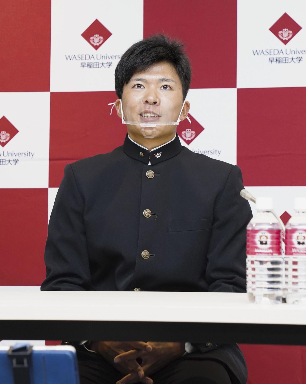 取材に応じる早稲田大の早川隆久投手（共同）