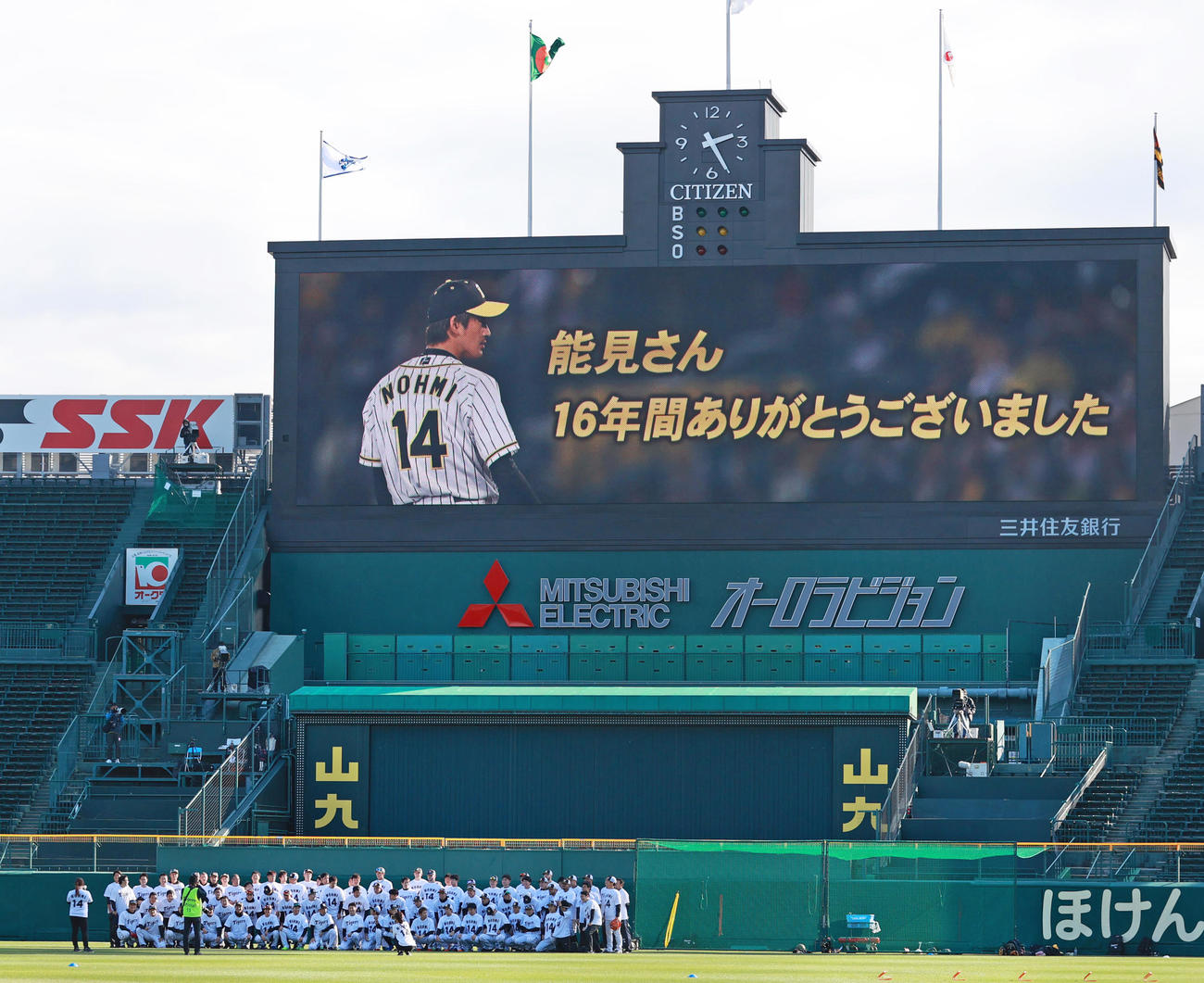 阪神対DeNA　試合前練習、チームメートと記念撮影を行う能見篤史（撮影・清水貴仁）