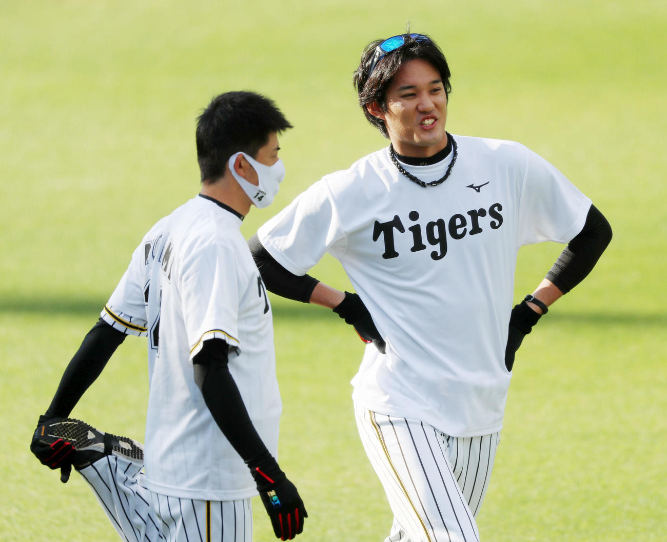 阪神対DeNA　練習中能見篤史（左）と談笑する藤浪晋太郎（撮影・加藤哉）