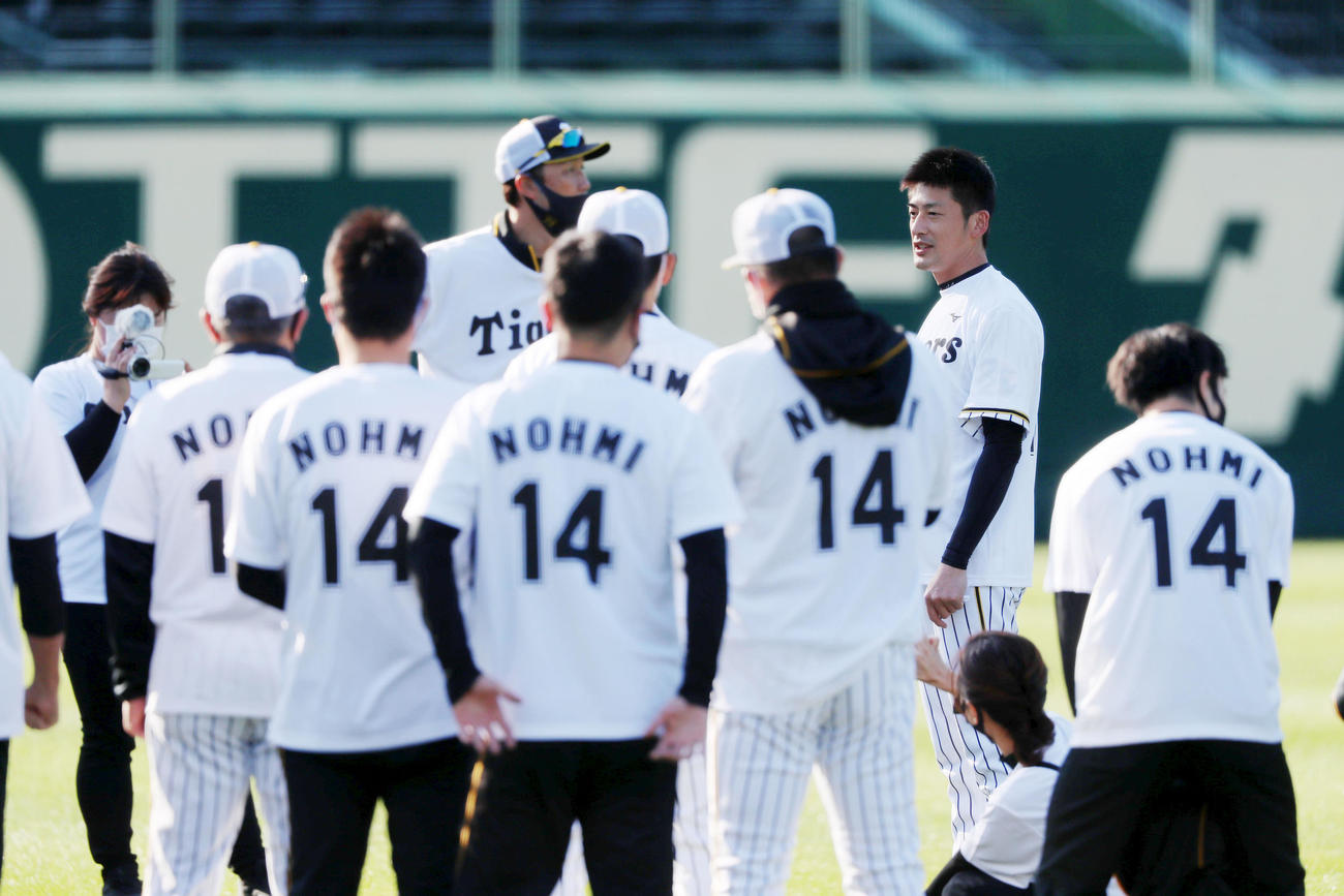 阪神対DeNA　今年で退団する能見篤史は練習前にナインへあいさつする（撮影・加藤哉）